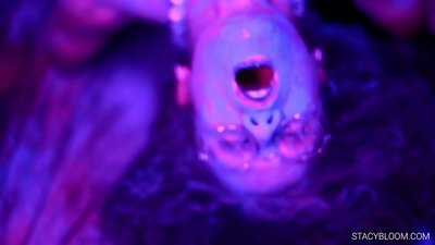 Бебето мастурбира пред камерата и се довежда до оргазъм.